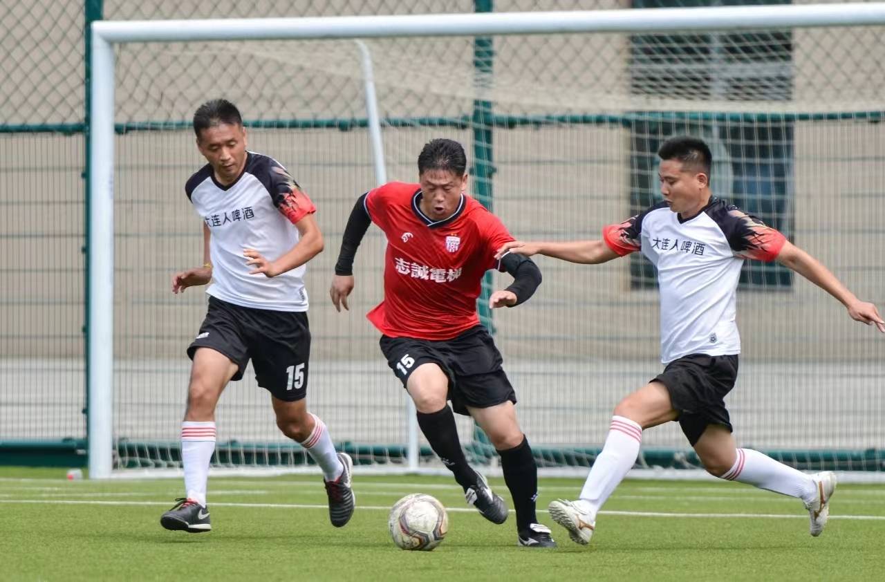 球队在比赛中展现团队合作精神！