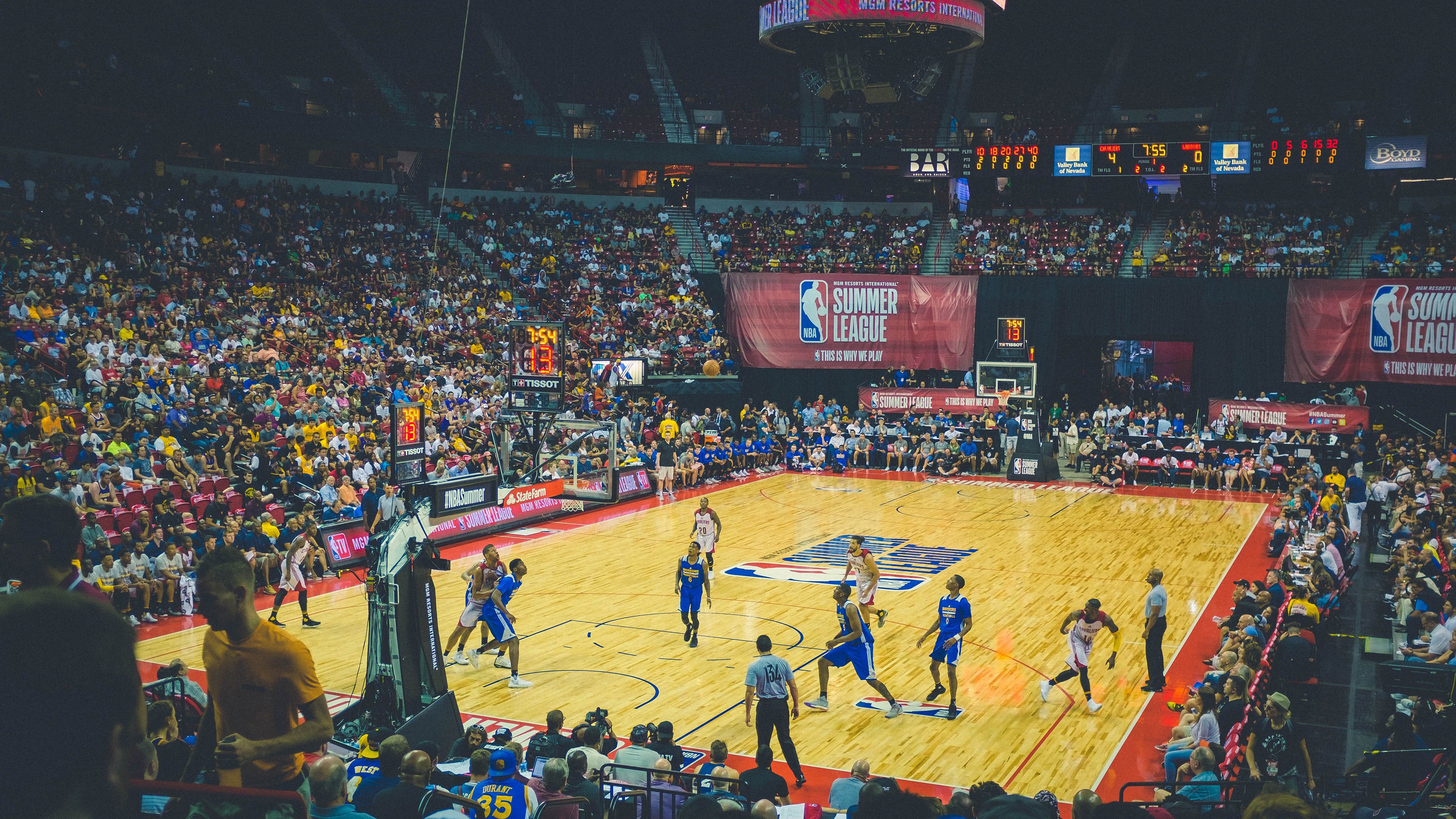 赛道上的双重奏，法拉利轻取索伯，拉塞尔高光闪耀